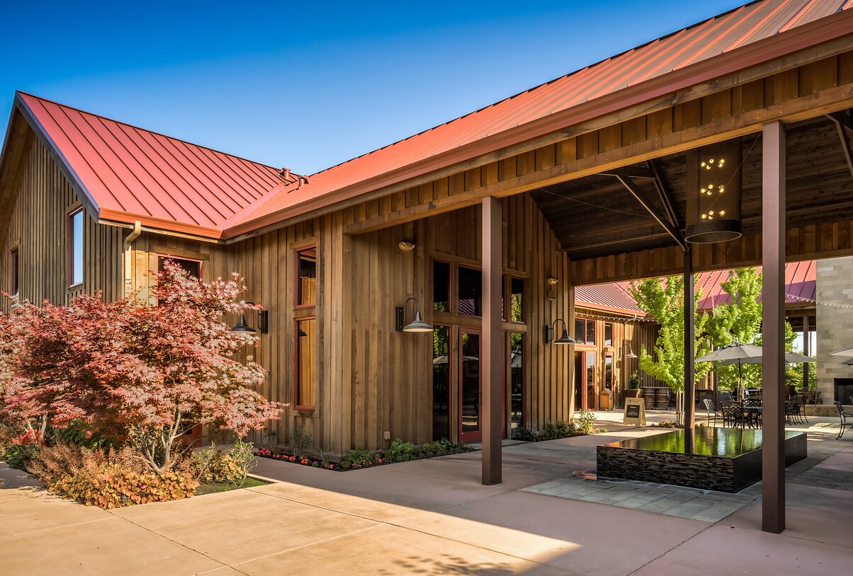 Oak Farm Vineyards courtyard and fountain